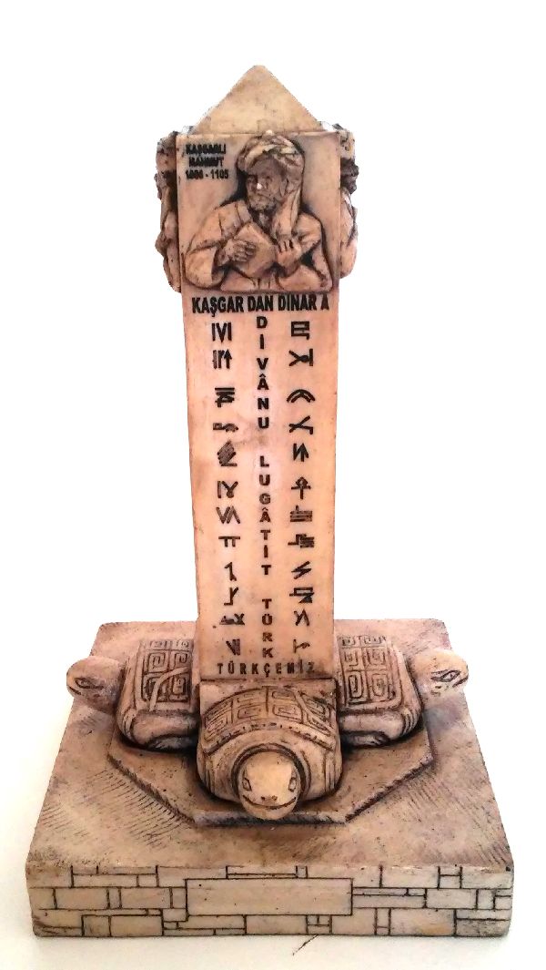 Divanü Lügatit Türk kitabesi yazıtı biblosu maketi anıtı anıt yapımı tasarımı yapanlar divanı lugat oğuz boyları sembolleri heykeli kitabe yazıtları hediyelik süs eşyası 1072-1074 yılları arasında Kaşgarlı Mahmud tarafından Bağdat ta yazılmış Araplara Türkçe öğretmek amacıyla yazılmış bir sözlüktür